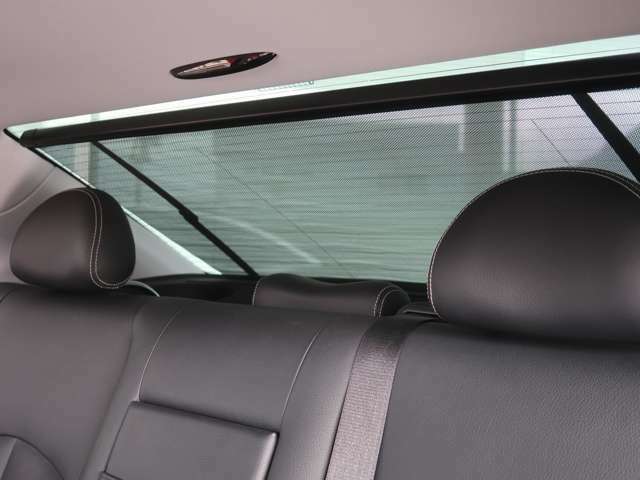 後席にお乗りの方のプライバシーを守り、直射日光を遮ってくれる、ローラーブラインドを装備。操作は運転席からスイッチひとつで昇降します。