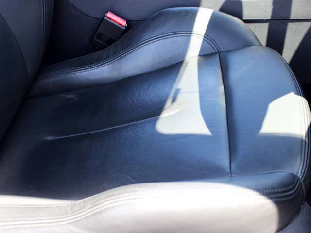 運転席の座面にスレや破れ等はございません。詳しくはフリーコール0078-6002-080898までお気軽にお問合せ下さい。