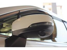 助手席側ドアミラーに装着されたカメラの映像をディスプレイに表示。自車の助手席側前方の様子が確認でき、狭い道への進入やすれ違い、道路端への幅寄せ駐車などをより安心して行うことができます。