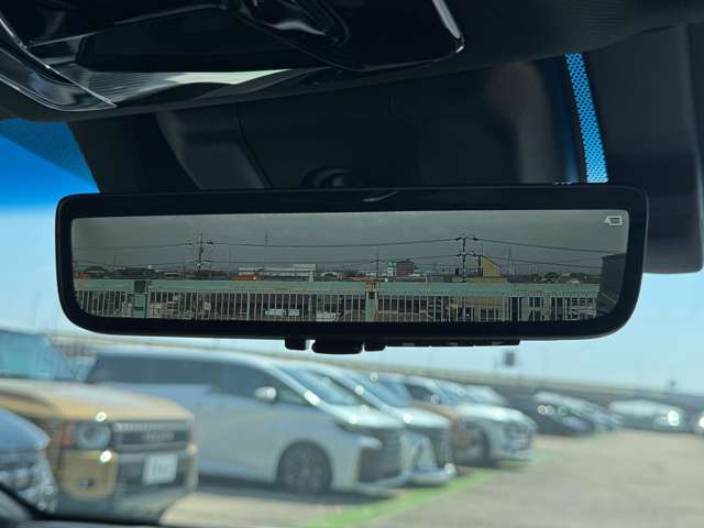【デジタルミラー】デジタルインナーミラーを装備しております！！後方の視界が広がり安全性が向上しております！！！夜間でも、しっかりと映像が見られるようになっておりますので、重宝される装備の一つですね！！