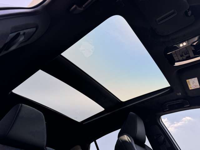 【ガラスルーフ】開放感たっぷりのガラスルーフが装着されています！車内に明かりを取り入れたり景色を楽しむのに、最適です！また、車内には遮光シェードが装備されておりますので、夏の暑い日でも快適に使えます！