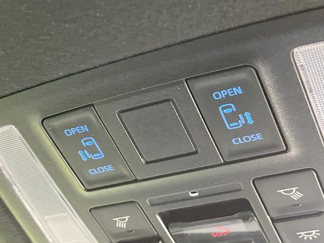 【両側パワースライドドア】スマートキーや運転席のスイッチで後席両側スライドドアの開閉が可能♪電動だから力を入れてドアを開ける必要が無く、小さなお子様でも簡単に開け閉めでき快適です♪