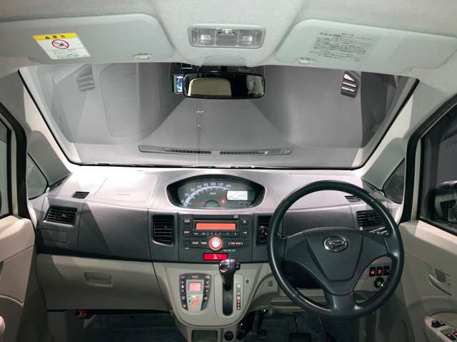すっきりとしたデザインの運転席周りです。
