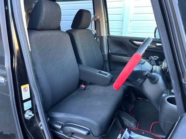 運転席まわりには十分なスペースがあり、大柄な方でもゆったり運転していただける環境です。