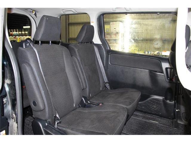 チャイルドシートのあとなども無く、後部座席の使用感も少なめです！ご不明点やご来店のお際は是非お電話でご連絡下さい！