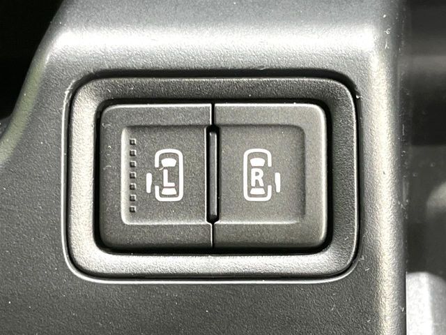 【両側パワースライドドア】スマートキーや運転席のスイッチで後席両側スライドドアの開閉が可能♪電動だから力を入れてドアを開ける必要が無く、小さなお子様でも簡単に開け閉めでき快適です♪
