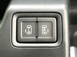 【両側パワースライドドア】スマートキーや運転席のスイッチで後席両側スライドドアの開閉が可能♪電動だから力を入れてドアを開ける必要が無く、小さなお子様でも簡単に開け閉めでき快適です♪