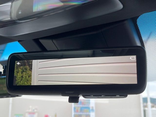 【デジタルインナーミラー】後席の大きな荷物や同乗者で後方が確認しづらい時でも安心！カメラが撮影した車両後方の映像をルームミラー内に表示。クリアな視界で状況の確認が可能です！