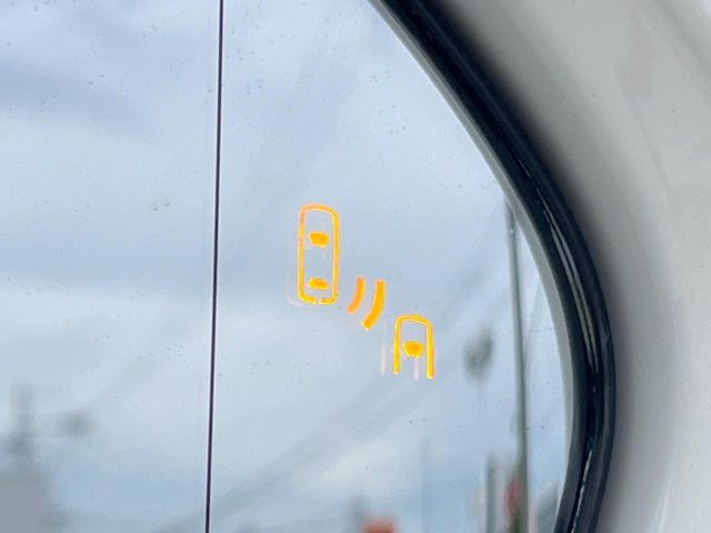 【ブラインドスポットモニター】走行中、ドアミラーの死角になりやすい箇所に後続車が接近するとサイドミラーのレンズに警告を表示！ドライバーに注意喚起をしてくれます。