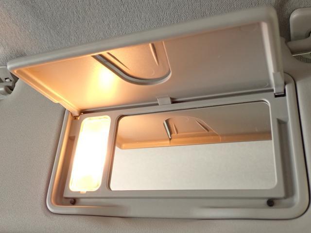薄暗い立体駐車場や夕方でも　車内で手軽に身だしなみチェックが可能な　照明付バニティミラー。