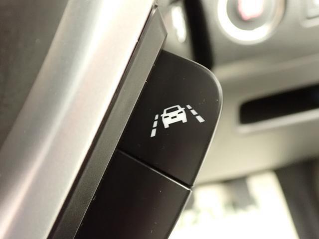 「車線逸脱抑制機能」を搭載しています。車線をはみ出しそうになると、ドライバーにステアリング操作を促し、車両を車線の内側に戻すよう支援します。