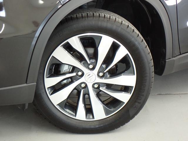 かっこいいデザインの純正アルミホイールが　足元を引き締めます。　タイヤサイズは、215/55R17です。