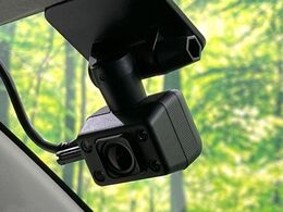 【ドライブレコーダー】安心・安全なカーライフに必須のドライブレコーダーを装備！走行中はもちろん、あおり運転や事故に遭遇した際の状況も映像で記録し、万一のリスクに備えます。