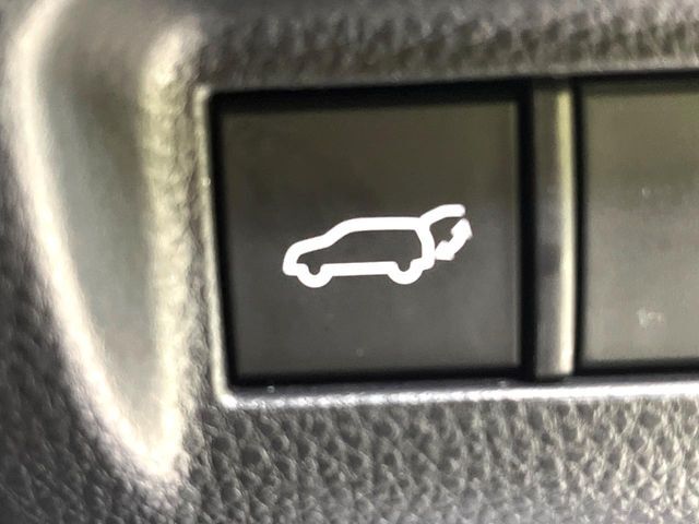 【パワーバックドア】スマートキーや運転席のボタンを押すだけでリアゲートが自動で開閉します！荷物を持っている時や、高い位置にあるバックドアを閉める際に便利な機能です♪