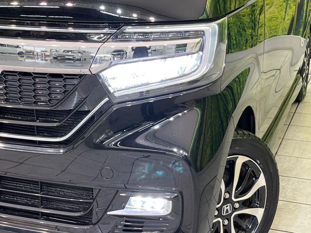 【LEDヘッドライト】悪天候や夜間走行時も良好な視界を確保し安心して運転できる高輝度LEDヘッドライトを装備！点灯速度が早く、消費電力も抑えられています。