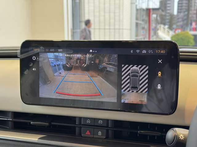 バックカメラにはガイドラインが表示されるので、まっすぐの駐車も楽々です！