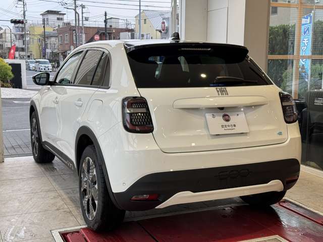 挑戦的で特徴的なリアビューは、国産車には出せない味のひとつです