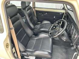 ●コブラバケットシート　フロントシートは縫い目部のほつれと多少の切れなどがございますが目立った汚れなどはありません♪