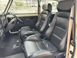 ●コブラバケットシート　フロントシートは縫い目部のほつれと多少の切れなどがございますが目立った汚れなどはありません♪