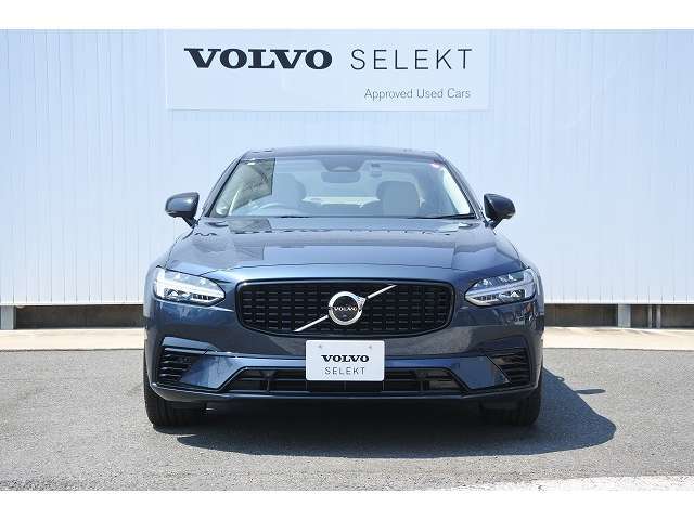 フロントグリルとフロントガラス中央にあるミリ波レーダー・カメラで車両、人を検知する機能も搭載されています。