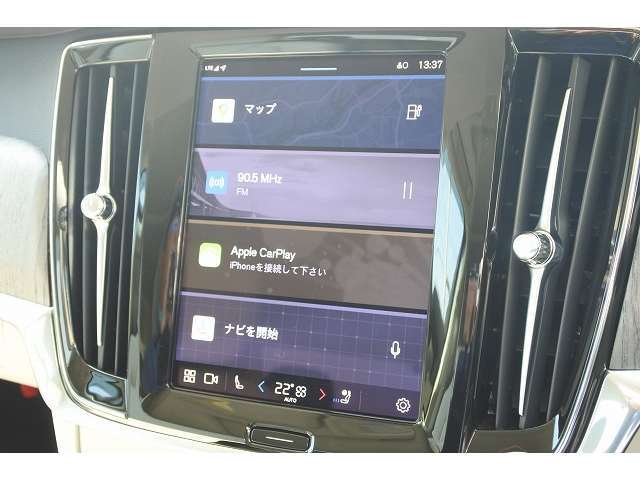 インストルメントパネルは僅かに運転席側へと傾けられているほか、余計なスイッチ類を可能な限り排し、運転に集中しやすい環境を造り出しています。