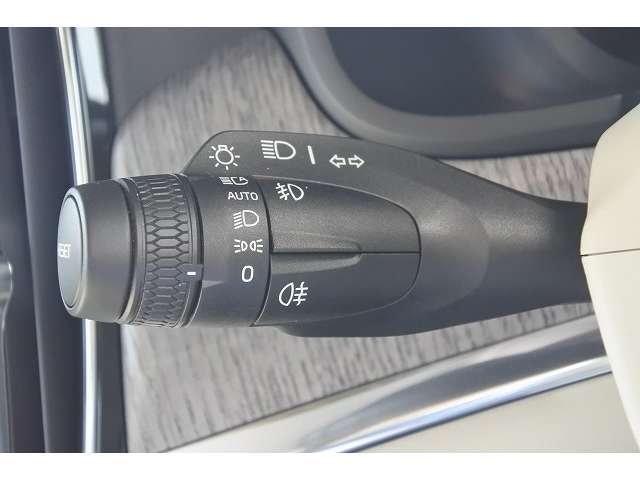 ヘッドライトはAUTOモードにより暗さに応じて全自動でコントロールされます。さらにフルアクティブハイビームは対向車に対しての遮光を自動で制御します。