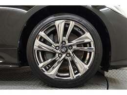 スポーティな印象を与える純正ホイールです。どこまでも走っていきたくなるようなデザインですね♪