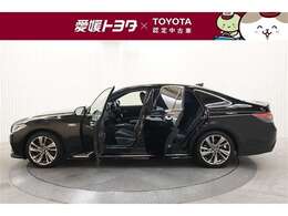 室内外はもちろん、シートを外してニオイの元となるフロアカーペットまで消臭・除菌を実施。中古車を気持ちよくお乗りいただけるクリーニングサービスです。詳細は販売店スタッフまでおたずねください。