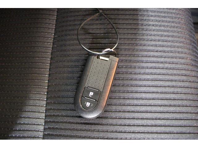 キーフリーシステムになっています。電子キーを携帯しているだけ、それだけでドアのロック開閉からエンジンの始動までできちゃいます♪