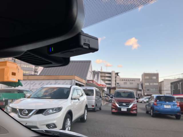 日産純正ドライブレコーダーが付いております！運転中の録画を行ってくれますので、万が一のときに役に立ってくれますよ！