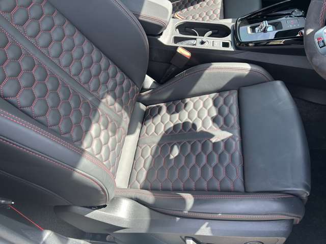 ●レザーシート『高級感や耐久性がありこちらのモデルにも採用されています。レザーは見た目が美しく内装を豪華に演出します。柔らかく肌触りが良く長時間の運転でも快適です。