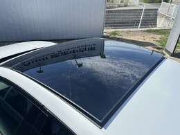 ●サンルーフ『天井の開放感を感じられ、風景を楽しむことができます。車のデザインにおいてもサンルーフは高級感やスタイリッシュさを演出します。』