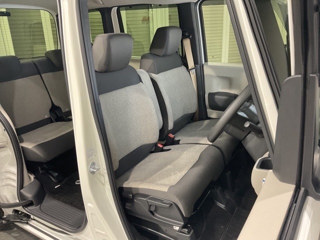 乗降がしやすい運転席。高さが調節できて小柄な方でもベストポジションをとることができます。
