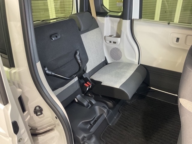 後席をはね上げれば、「もうひとつの荷室」が生まれます。