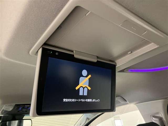 後席モニター付き！テレビやDVDの映像を表示してくれるので、長距離のドライブも後席の方が飽きることが無くなるはず！特にお子様がいるご家庭では、チャイルドシートにおとなしく座ってくれるようになるでしょう！