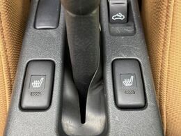 【シートヒーター】寒い日に重宝するシートヒーター！エアコンより早く温まってくれるので寒がりの人も安心ですね♪エアコンの温風は乾燥するから苦手、という方にもをおすすめです。