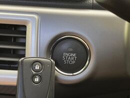 【キーフリーシステム】カバンやポケットに入れたままでもドアの施錠・解錠が可能なスマートキーを装備。エンジンのオン・オフ時もカギを取り出す必要が無いからとっても便利です♪
