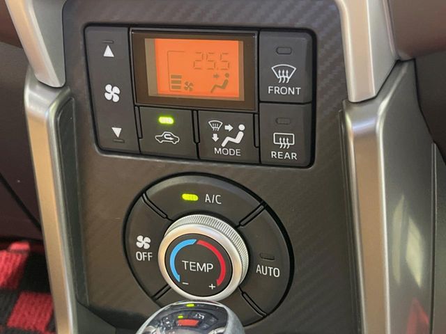 【オートエアコン】一度お好みの温度に設定すれば、車内の温度を検知し風量や温度を自動で調整。暑い…寒い…と何度もスイッチ操作をする必要はありません。快適な車内空間には必須の機能ですね♪
