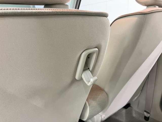 【便利】助手席シート背面にショッピングフックを装備◎