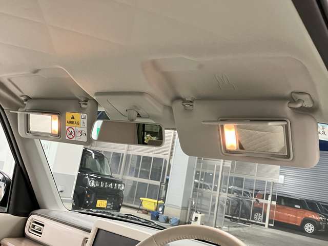 【バニティーミラー】サンバイザーの裏側にバニティーミラーが付いていますよ◎出かけた先でメイク直しや身だしなみチェックができますね◎