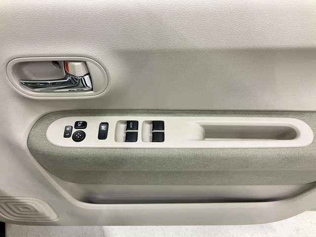 【電動格納式リモコンドアミラー＆パワーウィンドースイッチ】ドアミラーの角度は手を伸ばさなくてもスイッチでミラー角度が調節できて自分に合った角度が合わせやすいです♪