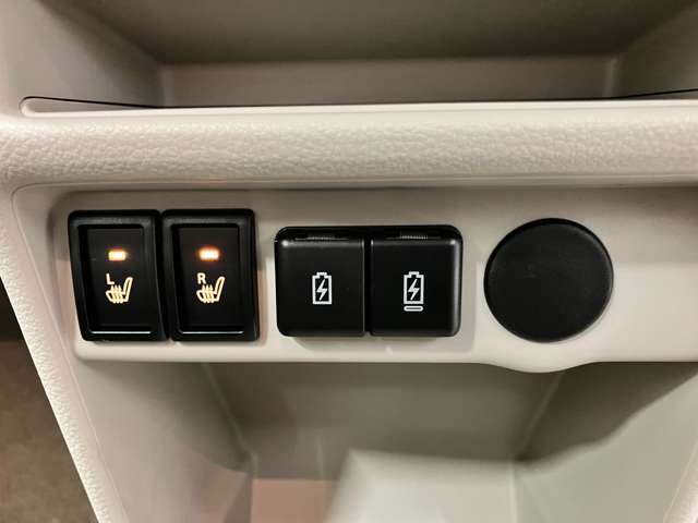 【シートヒーター】寒い日に重宝するシートヒーターも装備◎【USB電源ソケット】Type-AとType-Cが使えます♪携帯電話の充電などにとっても便利♪