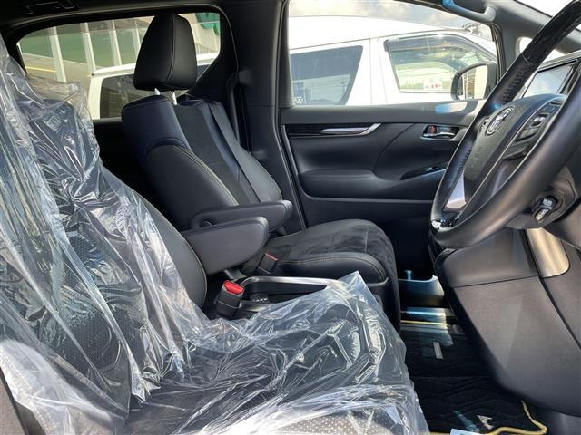 【運転席】座り心地が良いシートなので長時間の運転でも快適にお過ごしいただけます。新品のフロアマットのご注文も可能です。掲載箇所以外にご希望の写真がございましたらお気軽にお問い合わせ下さい。