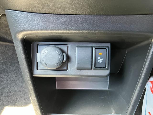 【シートヒーター】運転席にはシートヒーターを装備♪寒い冬にはシートをじんわり温めてくれてドライブも快適ですよ◎エアコンの暖房より早く温まってくれるので重宝しますよ◎