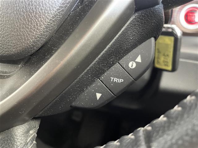 【ステアリングスイッチ】手元のボタンから、オーディオやナビなどの操作ができるので、よそ見をせずに安全に運転に集中できます！