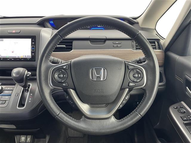 【ステアリング】軽い力で扱いやすいハンドルです。目立つ傷やスレなどなく綺麗な状態です！除菌プランいれていただくとさらに快適に！清潔なお車はお子様にも安心ですね！