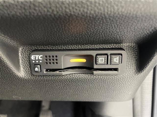 【ETC】有料道路を利用する際に料金所で停止することなく通過できる、ETC車載器（ノンストップ自動料金収受システム機器）が装備されています。セットアップを行うことで利用可能になります。