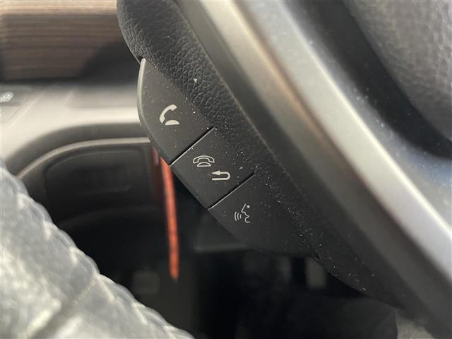 【ステアリングスイッチ】手元のボタンから、オーディオやナビなどの操作ができるので、よそ見をせずに安全に運転に集中できます！