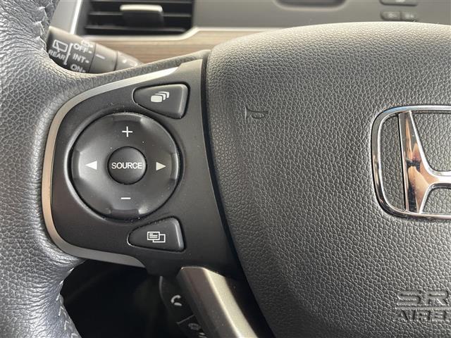【ステアリングスイッチ】手元のボタンから、オーディオやナビなどの操作ができるので、よそ見をせずに安全に運転に集中できます！