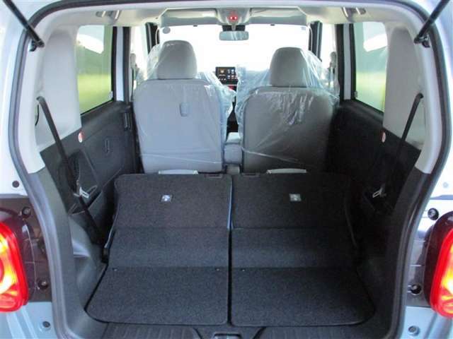 シートを倒せば目的や荷物に合わせて空間をアレンジ
